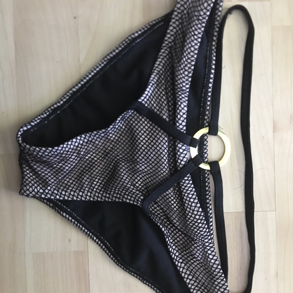 Bikini - Picture 3 of 3
